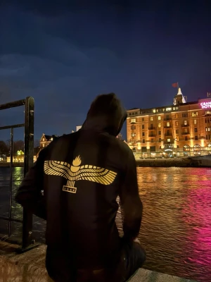 Kofta - Svart kofta med den syrianska örnen på ryggen och ett kors på bröstet, jätte hög kvalitet till ett bra pris