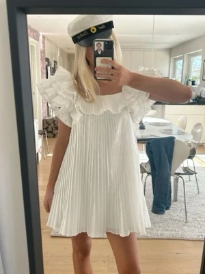 Vit plisserad klänning från Zara -  Sååå sjukt fin och eftertraktad klänning från Zara, aldrig använd och har prislappen kvar !!❤️❤️  fråga om ni undrar något annars är de bara att klicka på köp!! 