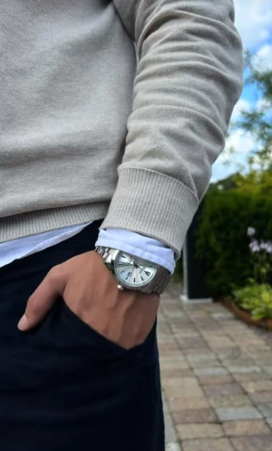 Silverfärgade klocka x Doventi  - 🌟 Doventi - Helt ny och oanvänd klocka i toppskick! 🌟 🎁 Levereras komplett med originalbox. ✨ Perfekt skick, garanterat utan defekter. ⚙️ Enkel justering för optimal passform. 🚀 Snabb leverans samma dag – direkt till dig!