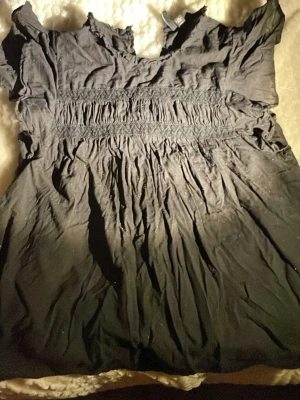 Fin svart blus från vero Moda  - Jätte fin blus som man kan ha till allt! Den ar fina volanger vid axlarna som ger fin balans till tröjan och bordering över bröstet som ger en extra touch! Perfekt för en stilren look. 