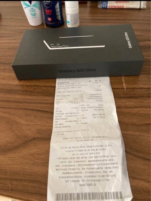 Galaxy S25 Ultra - Samsung Galaxy S25 Ultra, ny i oöppnad originalförpackning. Medföljer kvitto för garanti. Perfekt för dig som vill ha den senaste tekniken, avancerad kamera och hög prestanda. Låda och tillbehör ser ut att vara i nyskick utan synliga skador.ny priset ligger på 18k