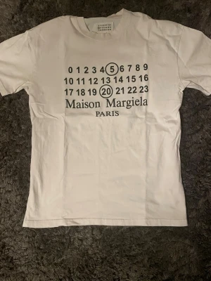 Maison Margiela t-shirt - Säljer nu en galet snygg Maison margiela tröja i storlek M. Tröjan är i helt nyskick endast taggen är av och är perfekt ensam eller tillsammans med en skjorta eller overshirt. Tveka inte att höra av dig angående frågor. Pris kan diskuteras vid snabb affär!