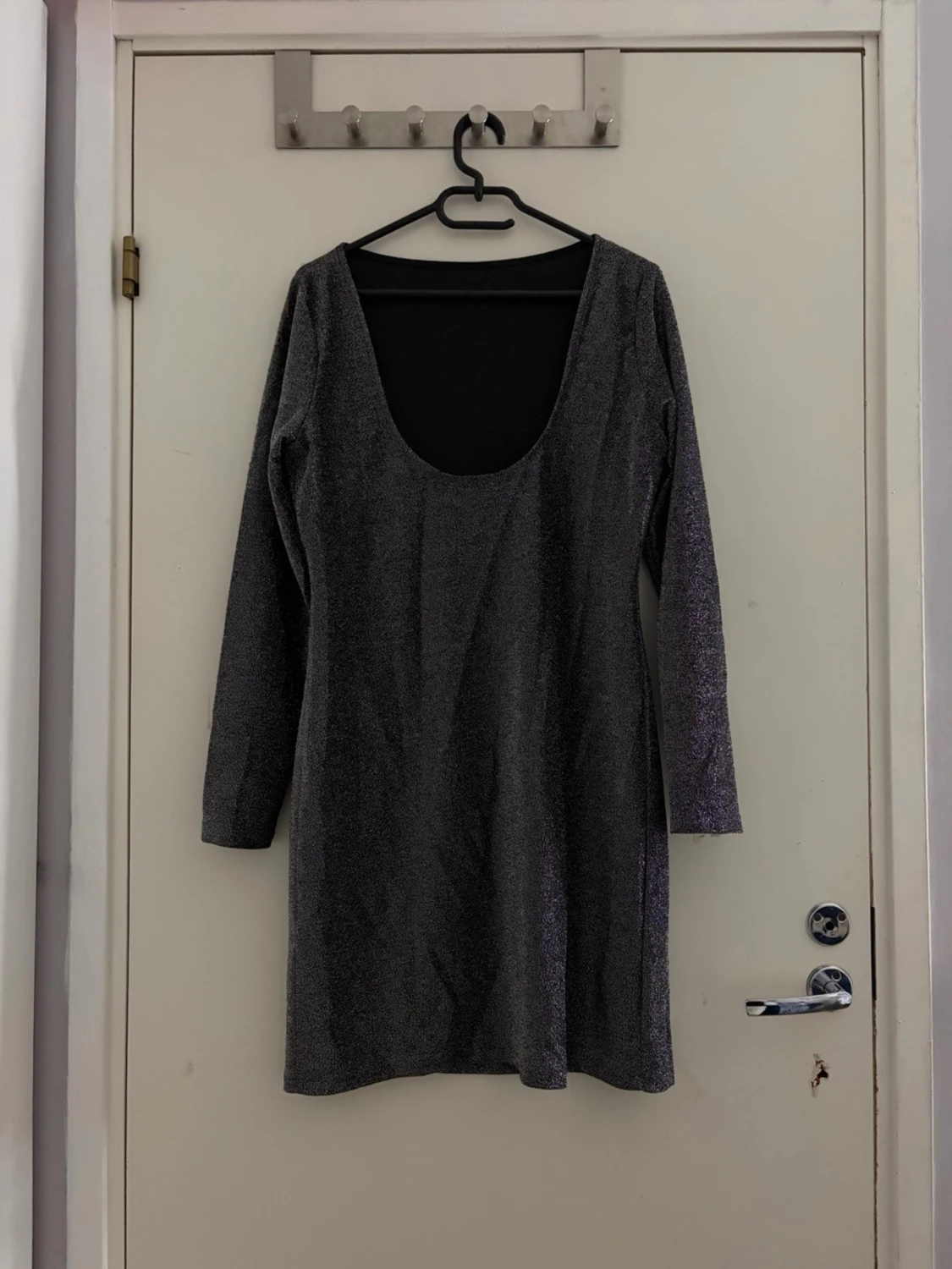 Glittrig svart kortklänning - 1