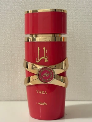 Lattafa Yara Candy Eau de Parfum 100 ml - Yara Candy från Lattafa, 100 ml. Kvarvarande mängd syns på bild. Givetvis förvarad mörkt och svalt. 