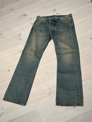 Hope rush blå med smutsig tvätt - Hope rush jeans i en blå tvätt med snyggt slitna detaljer. Modellen har rak passform  med lite bootcut och fem fickor, med knappgylf och robust denimkänsla. Perfekt för dig som gillar tidlös stil och vill ha ett par jeans som funkar till allt.