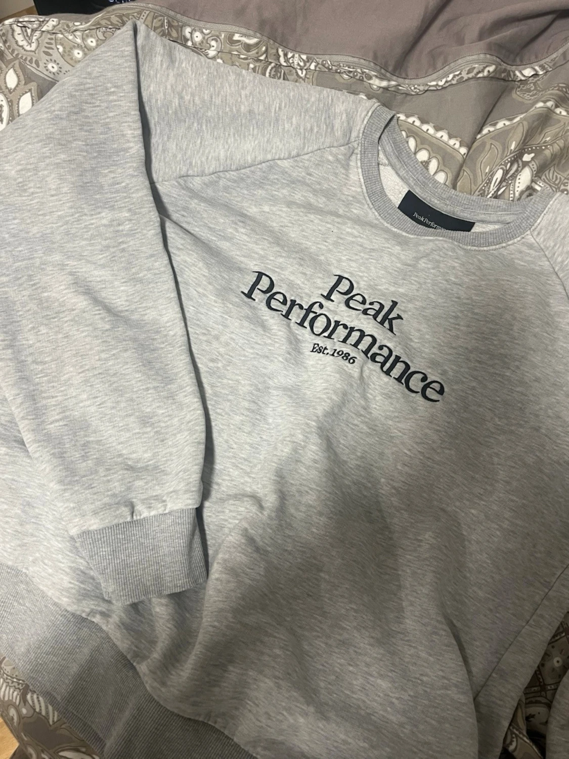Grå sweatshirt från Peak Performance