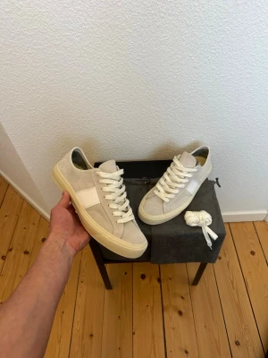 Tom Ford skor - Säljer dessa sjukt sällsynta och feta sneakers från Tom Ford | skorna är klädda i grå/beiga mocka i finaste kvalité | skick 9,5/10 | storlek US 9 som passar dig med 42-43 | två dustbags tillkommer vid köp