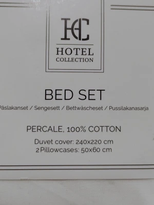 Helt ny Påslakanset Hotel Collection - Helt ny Påslakanset Hotel Collection.Påslakanet i storlek 240x220 cm passar perfekt till ditt stora dubbeltäcke och det matchande kuddfodralet på 50x60 cm (2 fodral medföljer) har en vit grund med subtila svarta ränder – en stilren detalj som ger en elegant inramning åt hela sängen. Med en trådtäthet på 200 håller tyget god kvalitet som tål att användas och tvättas om och om igen.Hotellkänsla hemma – Stilren design inspirerad av klassiska hotellrum Sval och mjuk bomullspercale – Ger en krispig o