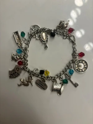 Berlockarmband - Ett berlockarmband som jag har haft i några månader. Priset kan diskuteras 