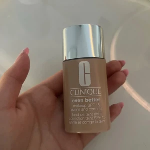 Clinique Even Better Foundation CN 28 - Clinique Even Better Foundation i nyansen CN 28 Ivory (VF) med SPF 15. Jättefin säljer då jag beställde fel. Oanvänd och helt ny, nypris ca 400kr. Kan tänka mig att sänka vid snabb affär💕