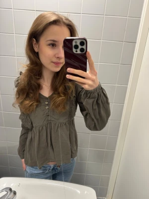 Fin grön blus! - Detaljerad blus med knappar och fin smickrande passform! 💚Från JDY, storlek XS