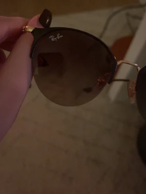 Solglasögon  - Ett par solglasögon från Ray-Ban med rundade bruna glas och tunna guldfärgade bågar. Aldrig använda, pris kan diskuteras 