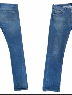 GROVER IM 5-POCKET-STYLE - JEANS STRAIGHT LEG-blau. - Säljer ett par klassiska blå jeans från Replay i rak straight fit. Jeansen har fem fickor, snygga kontrastsömmar och Replay-lapp bak i midjan. Tillverkade i slitstarkt bomullsmaterial och passar perfekt till en avslappnad stil. Skriv för fler bilder!