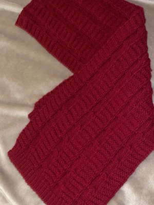 Vinröd stickad halsduk  - Nytt