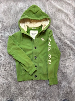 Abercrombie & Fitch hoodie - Säljer denna sällsynta och mycket eftertraktade Abercrombie & Fitch hoodie | Storlek M | Skick 9/10 | Vid eventuella frågor hör gärna av dig och erbjuder bra pris vid köp av bundle 😁✅