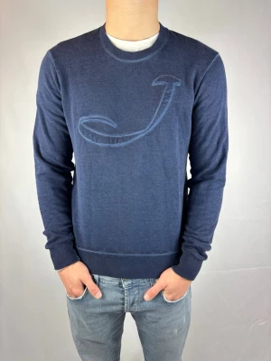 Jacob cohen - Jacob Cohen crewneck | pris = 649 kr | Skick 8/10 | Skriv vid fundering 🙌🏼| modellen är 179 cm 