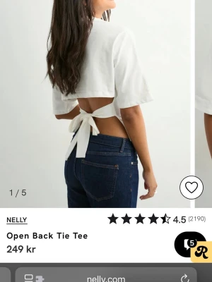Vit topp med öppen rygg och knyt från Nelly - Säljer en vit croppad topp från Nelly med öppen rygg och breda knytband bak. Toppen har rund hals, korta ärmar och är gjord i mjukt bomullstyg. Perfekt för dig som vill ha en enkel men ändå unik look.