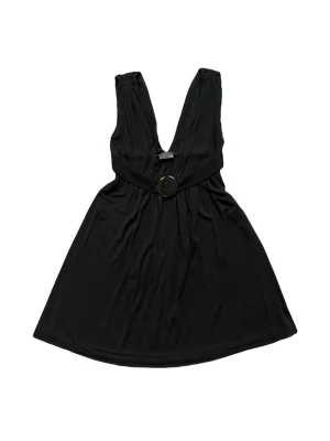 Svart Fendi klänning helt ny  - Supersnygg klänning från Fendi med djup v-ringning och bredt midjeband med stor rund spänne med Fendi loggan. Klänningen har plisserade detaljer upptill och är ärmlös. Materialet är polyester och polyamid vilket ger ett lyxigt fall. Perfekt för dig som vill sticka ut. Aldrig använd. Finns digitalt kvitto. Storlek 38. 