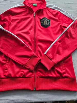 Sport tröja med Manchester united på - Bra skick förutom några små prickar vid ena armen 