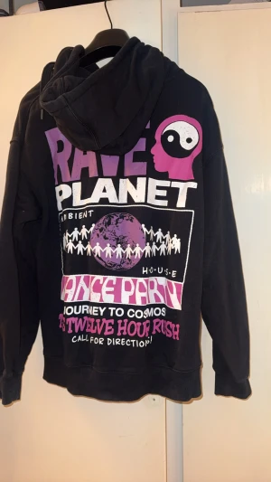 Vailent hoodie ”rave planet”  - Hej säljer nu en hoodie från vailent (carlings?) i storlek M. Hoodien är i bra skick och har lite cool skatestyle, den är riktigt oversized. Herr storlek M☺️. Denna säljs inte längre men är ganska eftertraktad. 160 kr + köparen betalar frakt!