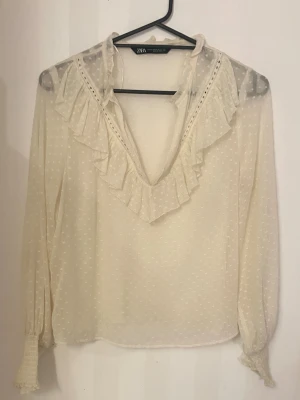 Zara mesh blus - Fin mesh blus från zara, endast använd 2 gånger. Säljer då den inte kommer till användning💞