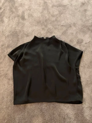 Blus i satin från STOCKH LM - Jättefin satin blus från märket STOCKH LM som är helt oanvänd men pristaggen är ej kvar. Den är i strl XS men passar även S💞💞