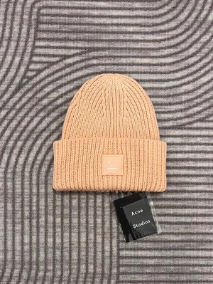 Acne studios mössa  - Säljer schyssta acne studios mössa. Priset är ej hugget i sten och skriv vid frågor och funderingar!