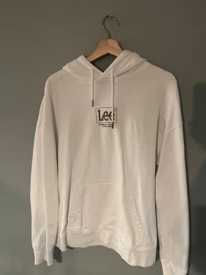 Vit/beige Lee hoodie  - Vit/beige Lee hoodie I bra skick, tryck på bröstet samt stort tryck på ryggen.