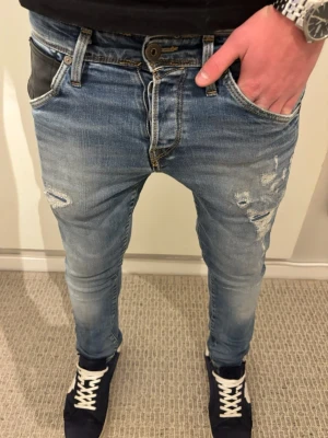 Limiterade Slim fit jeans från Jack & Jones - Tja! Säljer dessa riktigt snygga limiterade jeans med slitningar från jack n jones | W29 L34 men sitter mer som 32 | Jag på bilden är 182! Hör av er vid minsta lilla fundering🙌