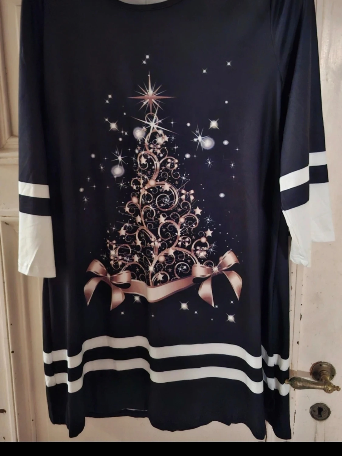 Svart julklänning med julgranstryck