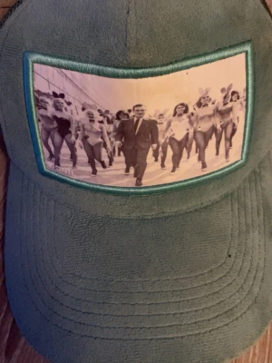 Limited  velvet från Wonti  - Säljer en grön keps från Wonti med mesh på sidorna och baksidan samt ett stort svartvitt print framtill. Kepsen har justerbar passform och coolt W-märke i metall på sidan. Perfekt accessoar för en avslappnad streetstil. Knappt använt den 