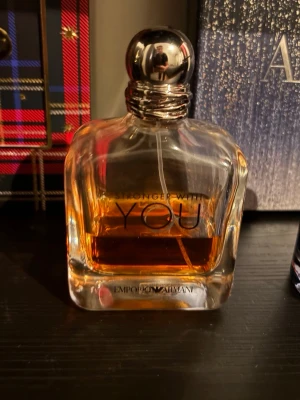 Stronger With You parfym - En modern och stilren parfym från Emporio Armani. Flaskan har en elegant design och passar perfekt för dig som vill sticka ut med en ikonisk doft på hyllan.flaskan är 100ml men är ca 40 ml kvar.pris kan diskuteras.