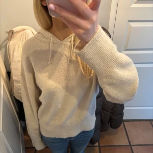 Stickad hoodie - Säljer min stickade beige hoodie i jätte bra skick. Knappt andvänd och nypris 399. Storlek s/170. Säljer för 199 pris kan diskuteras 