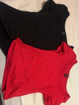 U ringad T-shirt  - Knappt använda, köpt från shein för ungefär 1 år sedan. Bara legat i garderoben och skräpat 🥰 Storlek Xs 😍 Pris kan diskuteras men siktar på 50kr för båda!