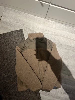  teddyjacka  - Superfint skick. Knappt använd 💗 skönt sammet inuti. 