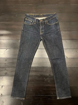 Nudie grim Tim - Snygga mörkblå dry jeans från Nudie Jeans i storlek w33 L33 med inga defekter. 