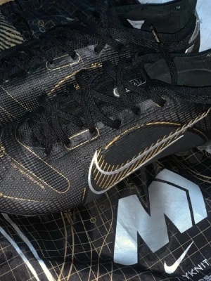 Nike Mercurial Vapor 14 ”Elite” - Säljer mina nästan helt nya fotbollskor som jag köpte i fel storlek. Det är i storlek 42 och är i elite modellen perfekt för dig som är seriös med fotbollen. Skorna kommer med orginal påse och box. 