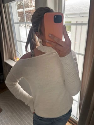 Vit offshoulder stickad tröja - Säljer en vit stickad tröja med offshoulder-design. Hittar ingen storlek i tröjan men skulle säga att den är S/M.