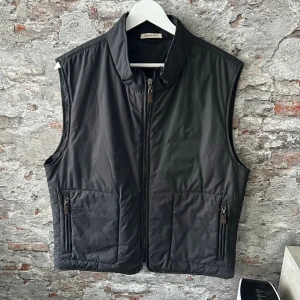 Nardelli Väst - Mycket bra skick, inga defekter! Storlek 52/M sitter som  M/L och passar dig som är mellan 180-185cm ungefär. Nypris 390€. Passar bra nu till våren! Skriv för mer information!🤝