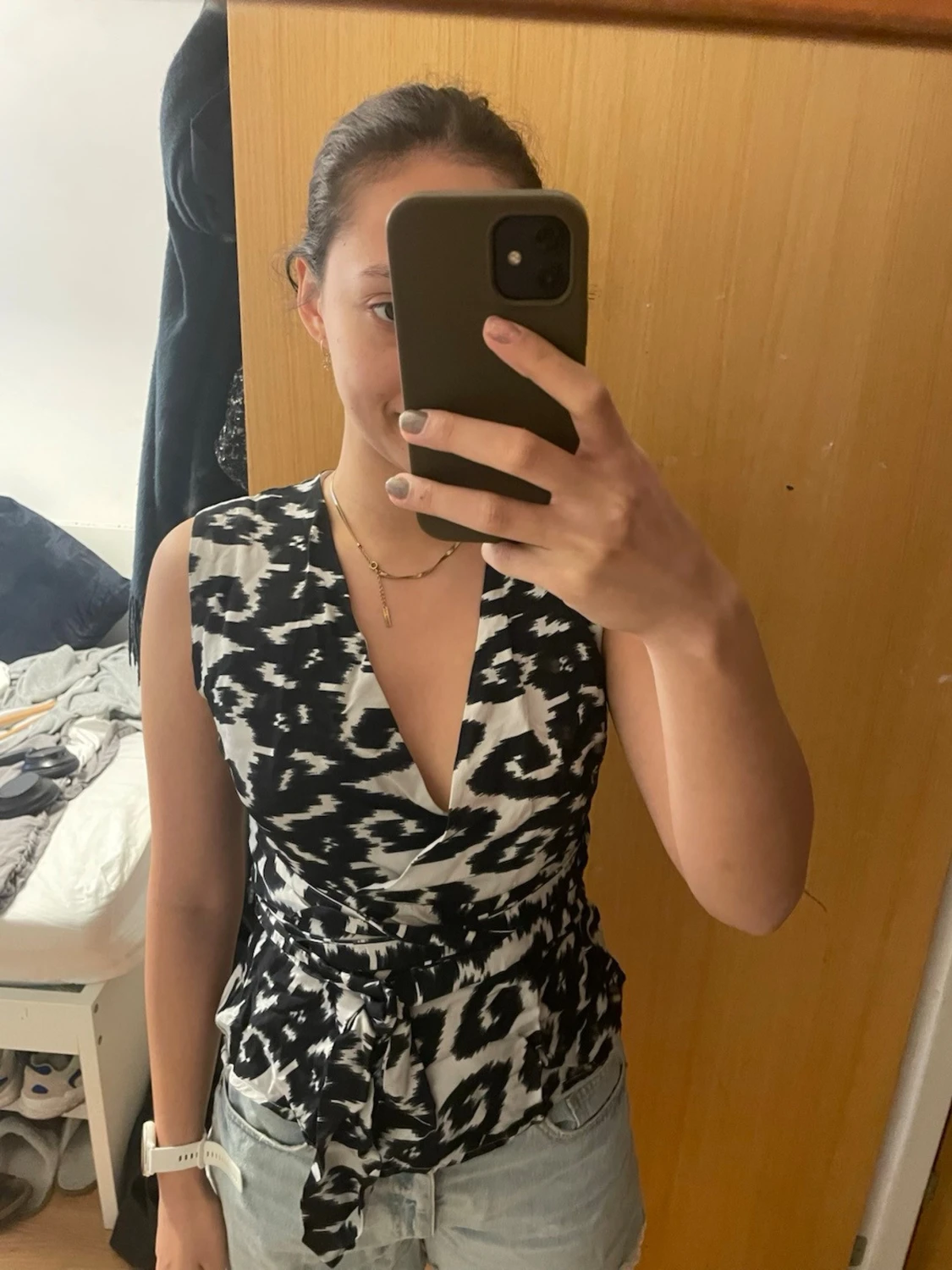 Svartvit omlottopp från DAY