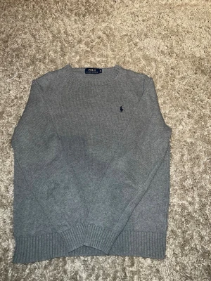 Ralph lauren tröja - Säljer en snygg grå Ralph Lauren tröja i storlek m. Tröjan är i ett riktigt bra skick och har inga hål eller fläckar. Nypris 2399. Hör av er vid frågor eller funderingar 