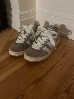 Grå Adidas Campus sneakers mocka - Säljer ett par grå Adidas Campus skor dom är använda men i gott skick. Mockat har lite fläckar därav priset 