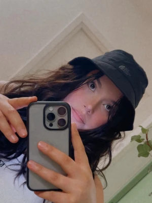 Svart bucket hat från The North Face - Säljer en svart bucket hat från The North Face i unisexmodell. Hatten är i 100% bomull och har en enkel, stilren design med logga framtill och justerbar hakrem. Perfekt accessoar för att lyfta din outfit.