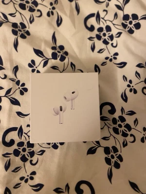 Airpods 4 - Apple AirPods Pro i mycket fint skick, komplett med originalförpackning, laddningsetui, extra öronproppar och laddkabel. Aktiv brusreducering och trådlös laddning. Perfekt för musik och samtal. Inga synliga defekter eller slitage.