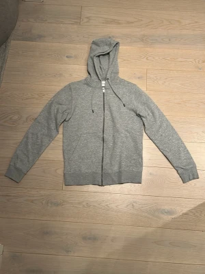Jack&Jones zip hoodie  - Grå zip hoodie från Jack&Jones köpte den 2024 men har använt den i max en månad innan den blev för liten