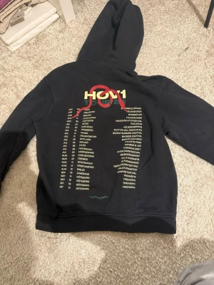 Hov1 Hoddie från 2023 pris kan diskuteras  - Fin hov1 Hoddie från konserten i Malmö 2023 i storlek S. använt ett par fåtal gånger ingen fläck på den. Skriv till mig så kan vi komma överens om ett pris, förstår att det ser ut som att den har fläckar fram till men om ni vill ha närmare bild på den så får ni skriva privat ❣️