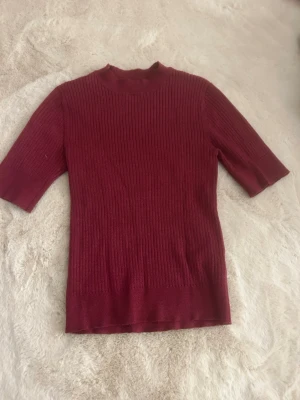 Vinröd ribbad topp  - Från STOCKHO LM i storlek XS