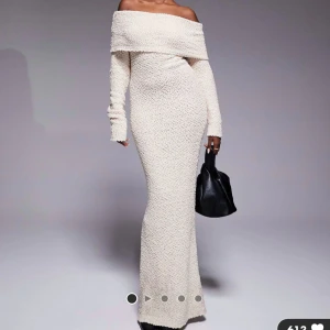 Lång offshoulder klänning - Superfin benvit långklänning med offshoulder och lång ärm. Köpt från asos och endast använd några timmar🤍