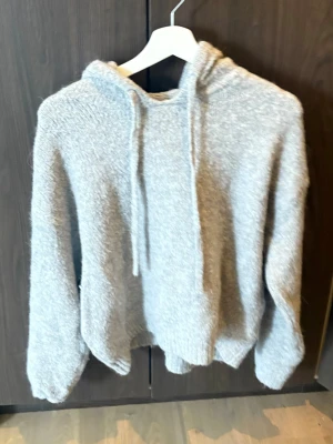 Grå stickad hoddie  - Grå stickad hoddie 