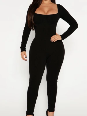 Svart ribbad byxdress med lång ärm - Säljer en svart, ribbad byxdress med långa ärmar och fyrkantig ringning. Tight passform som framhäver figuren och stretchigt material för extra komfort. Perfekt för dig som vill ha en clean och snatched look.